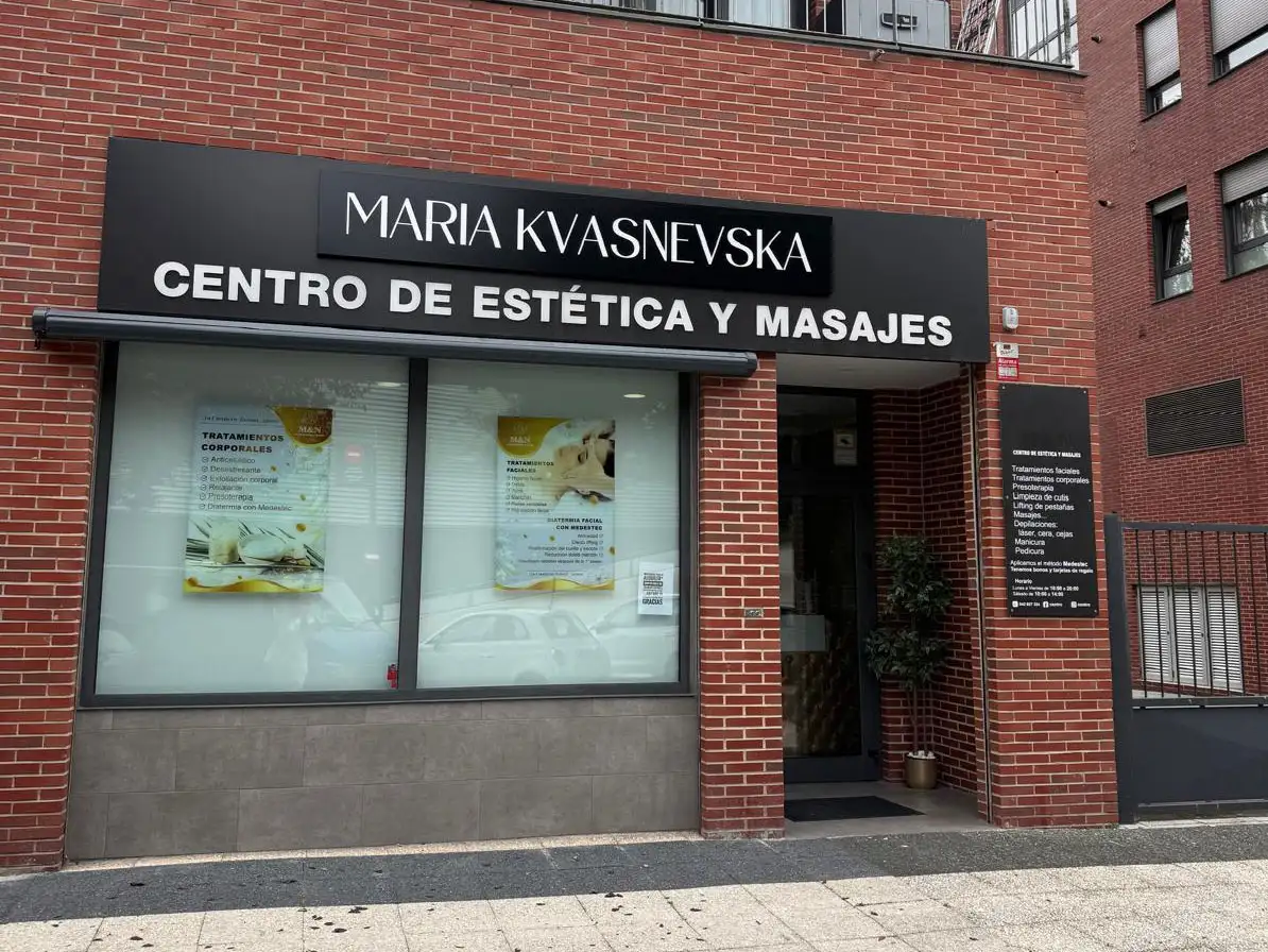 Rótulo MK instalado en la fachada real