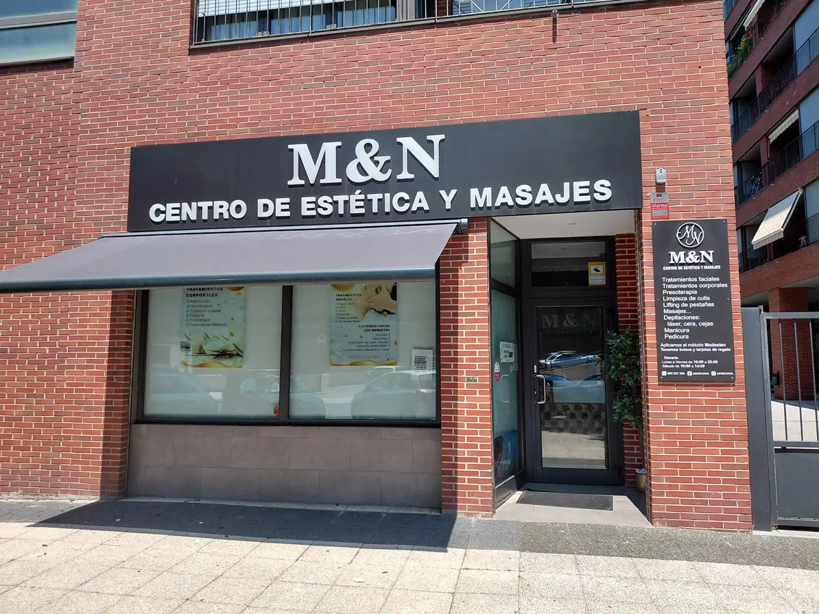 Fachada actual con el rótulo M&N